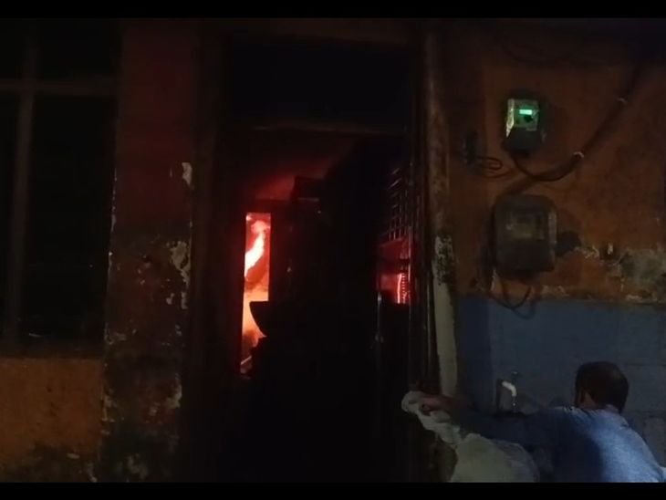मुरादाबाद में मिठाई कारोबारी के घर आग:फ्रिज में शॉर्ट सर्किट से लगी, दमकल ने पाया काबू